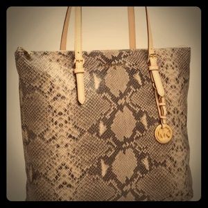 💥NEW💥 Michael Micheal Kors sneak print tote NWOT